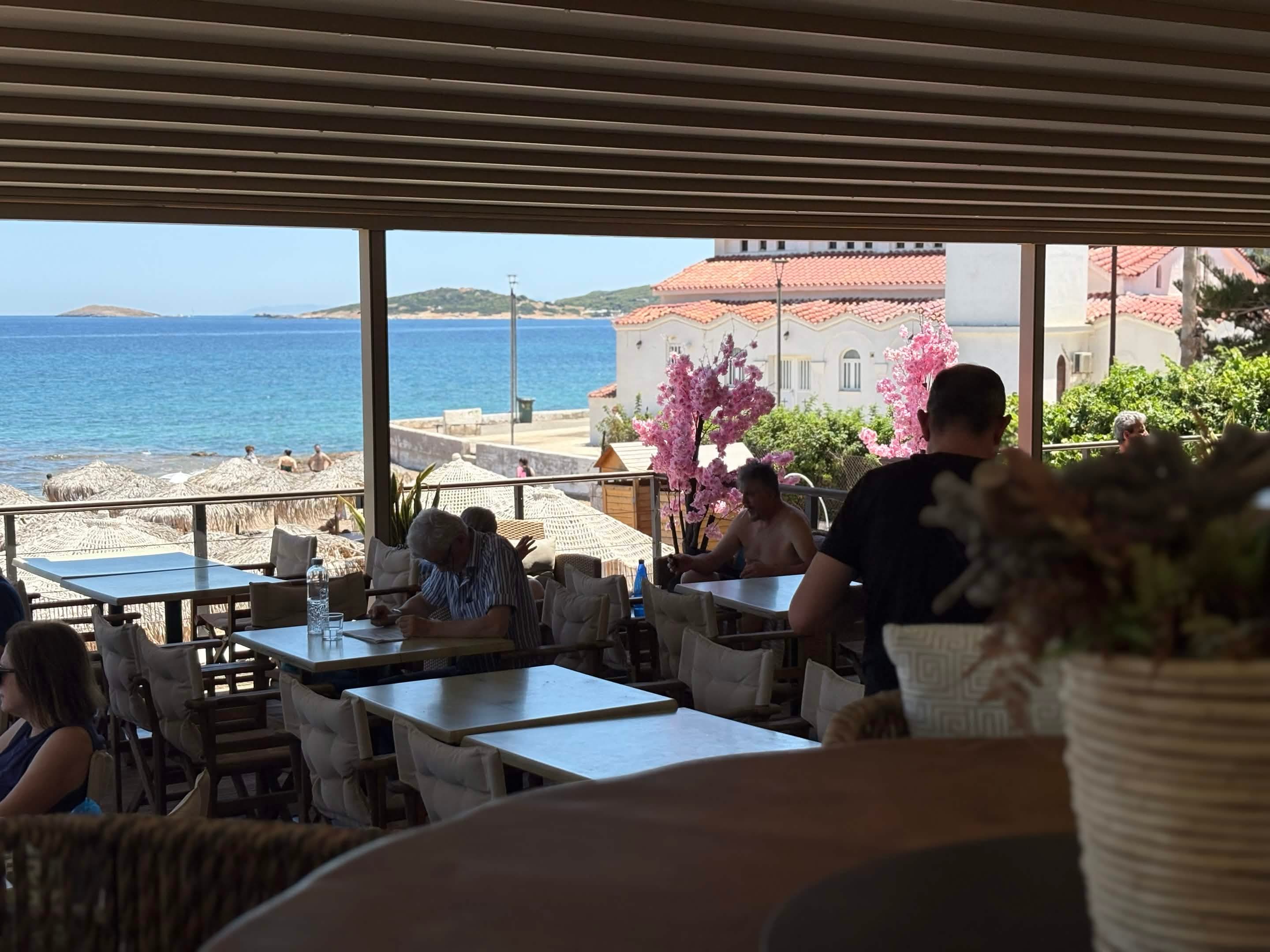 Χαλαρές στιγμές με θέα στη θάλασσα από τη βεράντα του Cozy