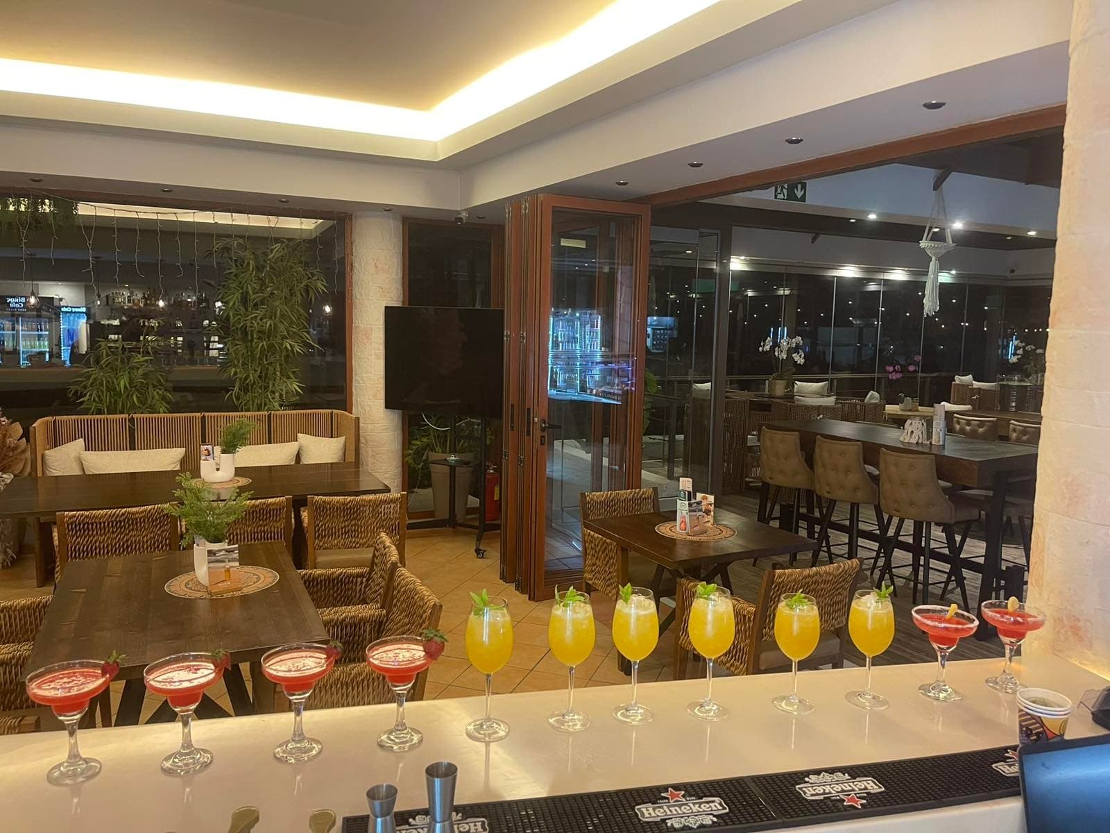 Cocktails με φόντο τον χώρο του Cozy το βράδυ