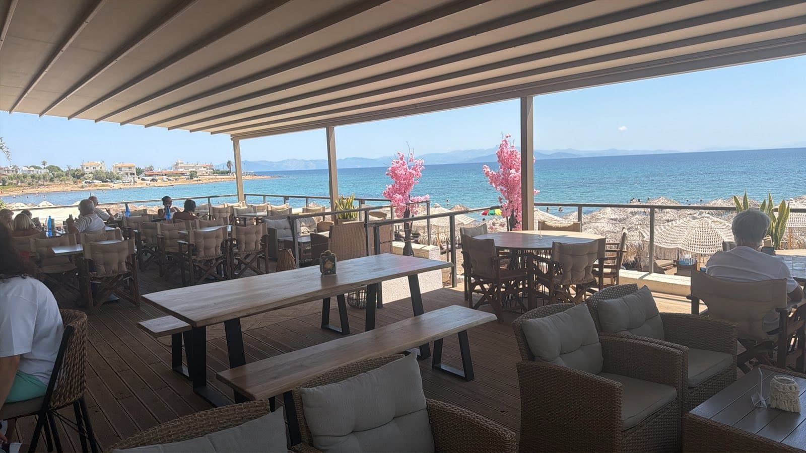 Βεράντα με θέα στη θάλασσα και ανθισμένες μυγδαλιές